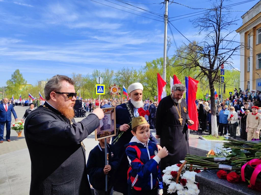 В честь празднования 81-й годовщины Победы в Великой Отечественной войне у памятника Воину-победител