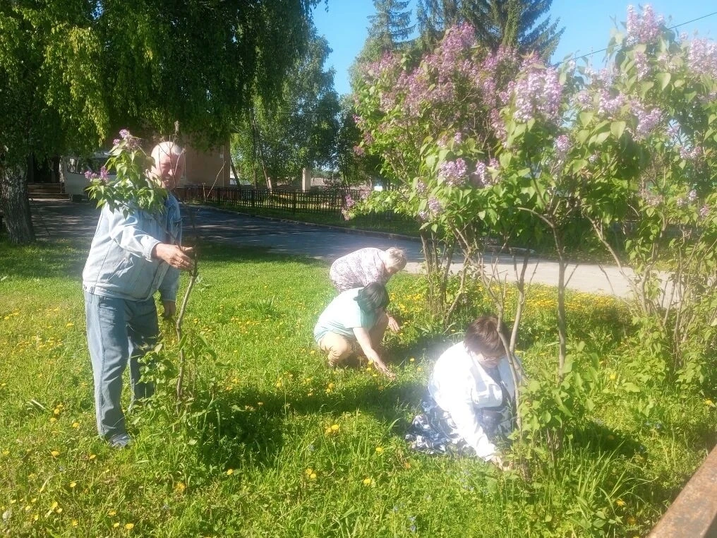Работники Сосновского СДК вышли на экологический субботник : пропололи цветочные клумбы...
