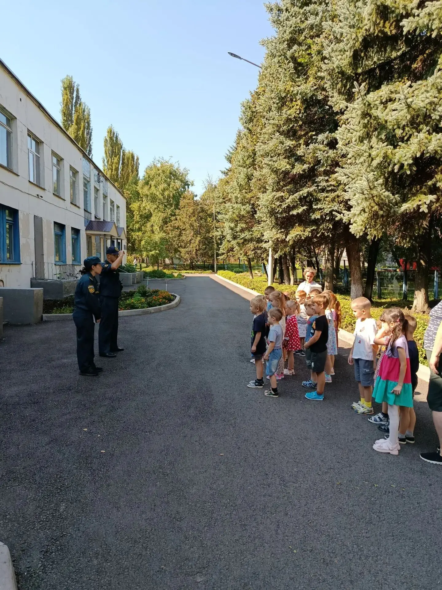В МБДУ Детский сад 267 была проведена учебная пожарная эвакуация совместно с инспектора...