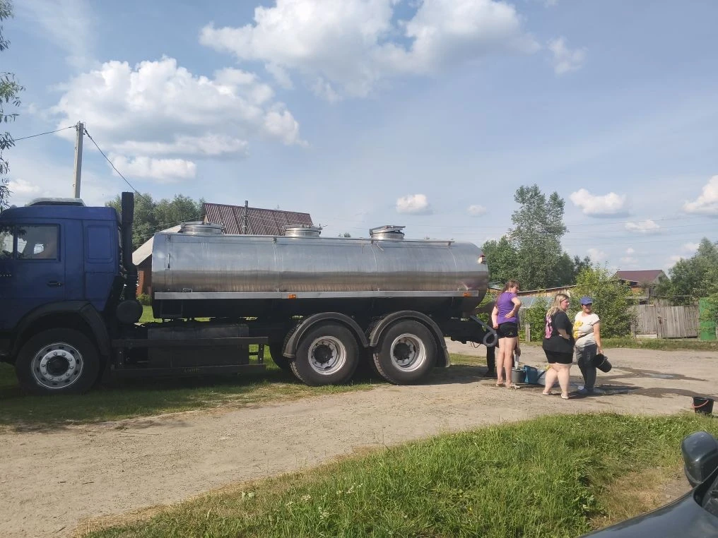 В настоящее время машины с водой находятся на улице Судоремонтной, 6, улице Нерпинской (район магази