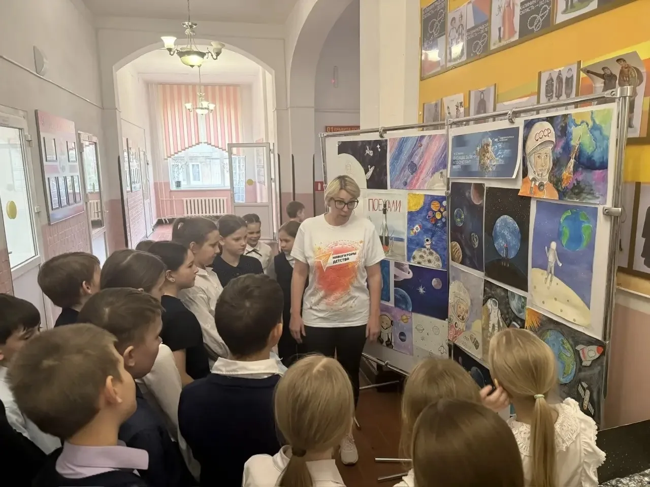 💫В рамках Недели космоса во 2 корпусе гимназии проходит выставка рисунков и поделок учащихся «Космос