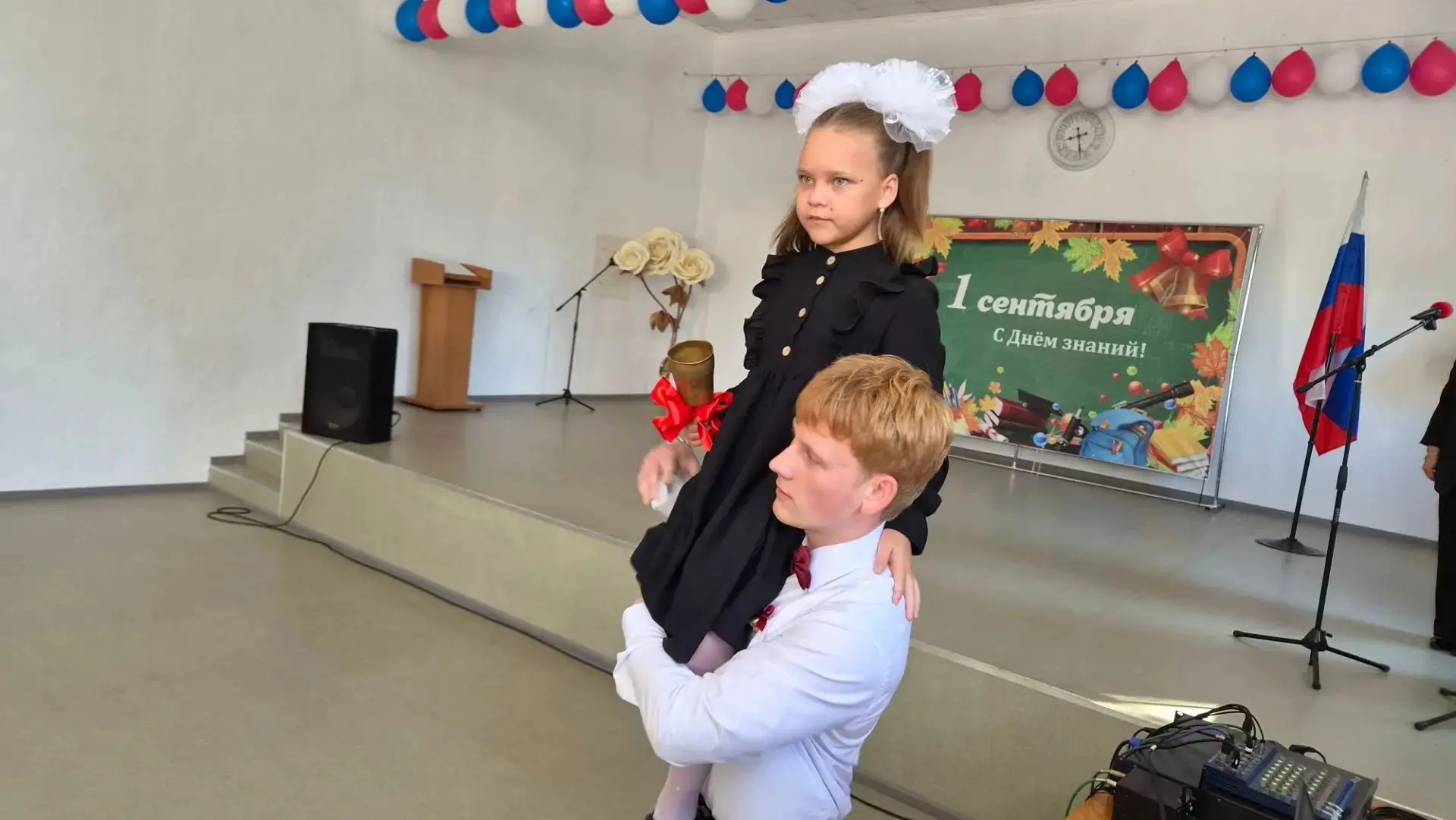 Посетила праздничную линейку в Чаплинской школе №1
