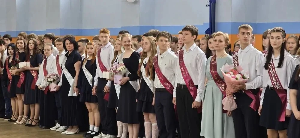 🔔 Последний звонок — 9 классы: точка с запятой.   Сегодня для девятиклассников школы №18 имени Подол