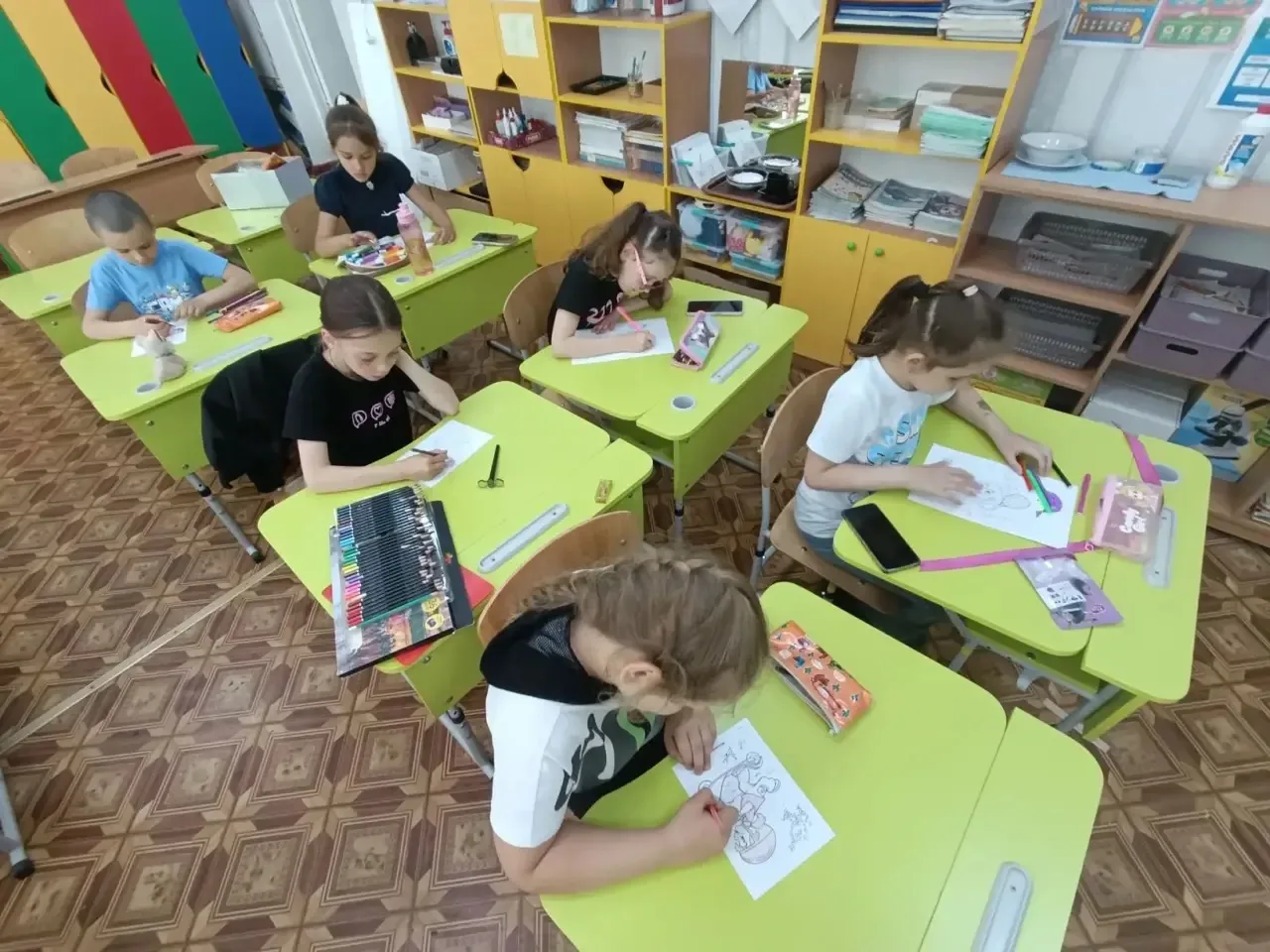 4 июня летняя площадка началась с весёлой зарядки под зажигательные детские хиты. Под р...