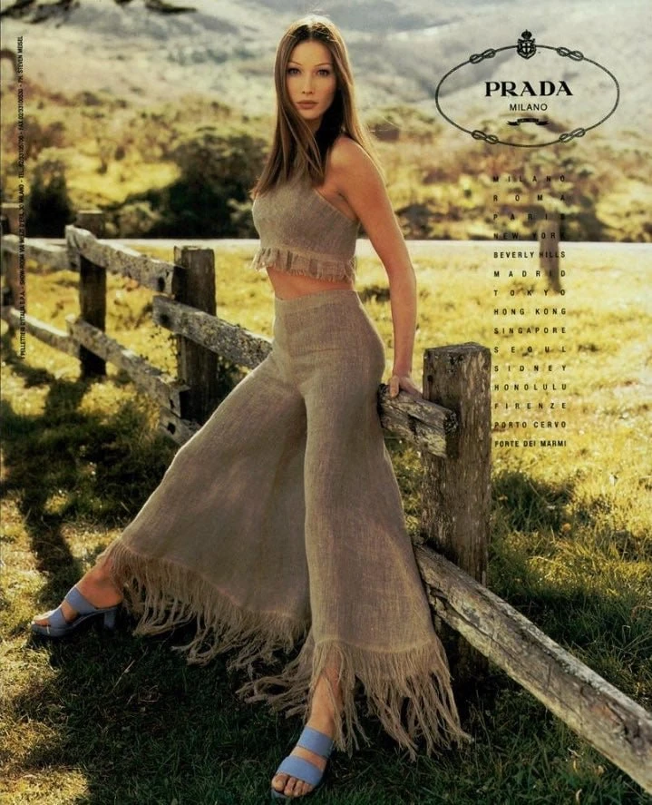 Карла Бруни для Prada SS 1993 
📷 Стивен Майзель #к_утреннему_кофе