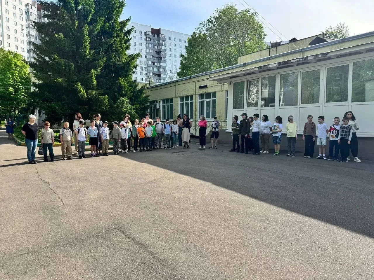🇷🇺Начали учебную неделю с торжественного поднятия флага, исполнения гимна Российской Федерации и «Ра