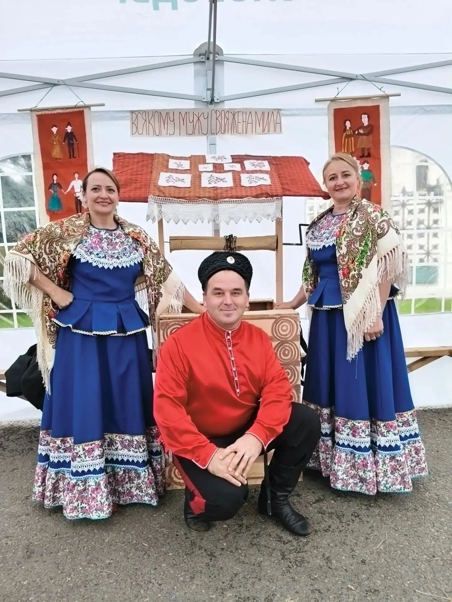Русские народные концерты, оригинальные фотозоны и уникальные товары ручной работы. В э...
