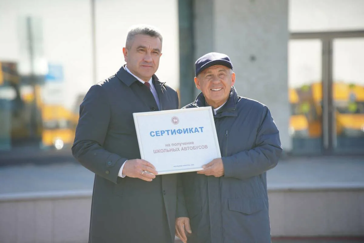 🚌 Рустам Минниханов передал районам Татарстана 59 новых школьных автобусов