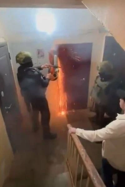 В Ижевске парень с девушкой обвиняются в создании и распространении порнографического к...