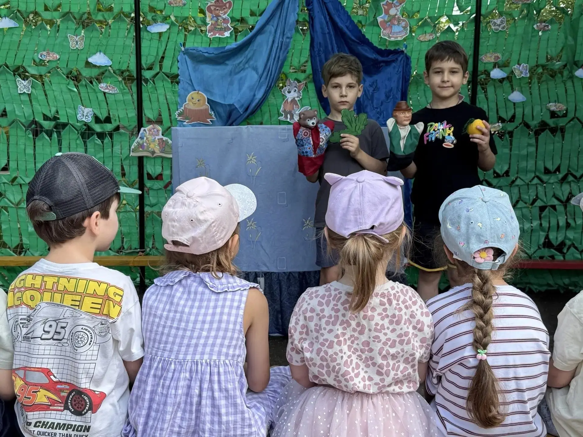 Сегодня в нашем детском саду случилось настоящее чудо! Площадка группы "Звездочки" превратились в на