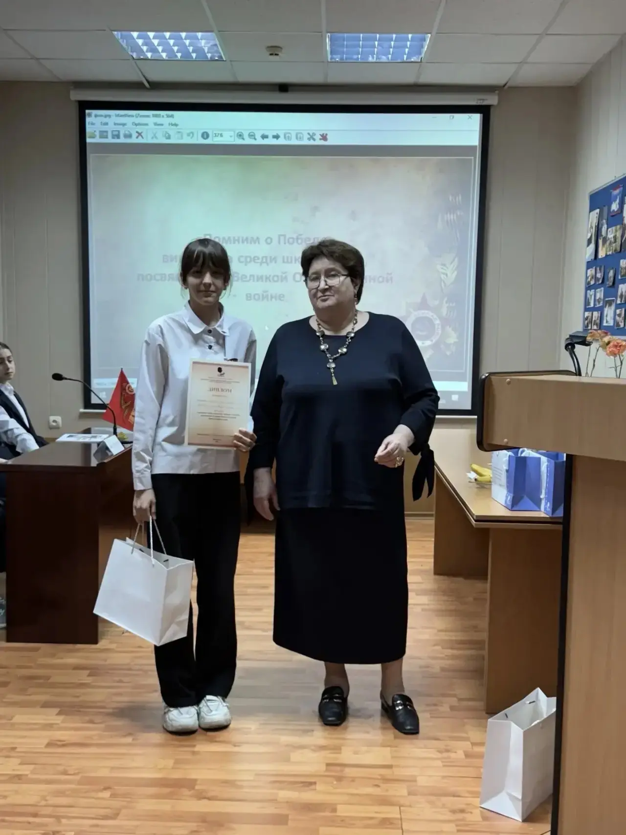 😊Знаете, бывают дни, когда улыбка не сходит с лица. Сегодня — именно такой.  Поздравляем учителя ист