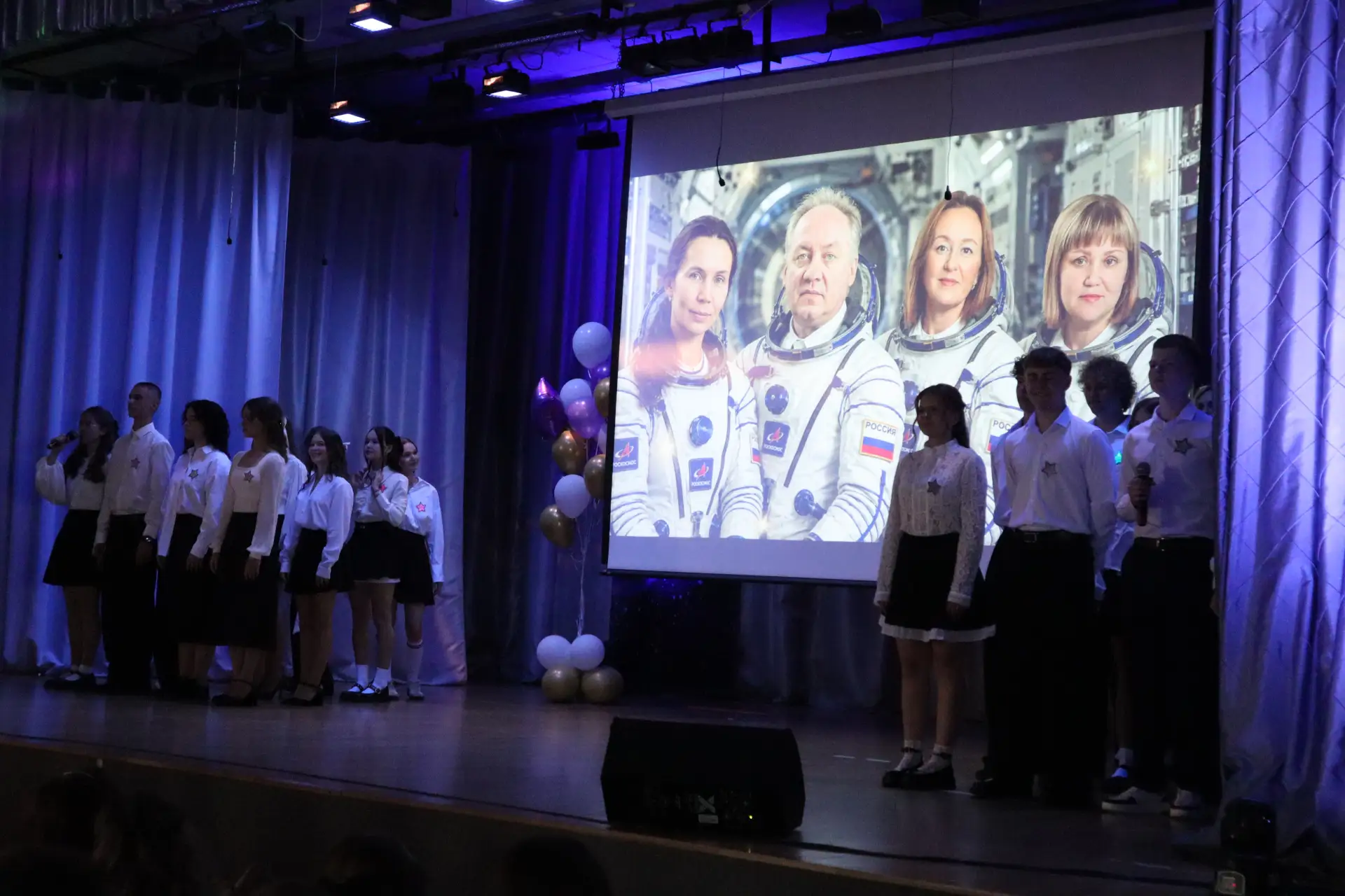 🎓 Последний звонок прозвенел для сотен выпускников в Академическом!  Сегодня в каждой школе прошли т