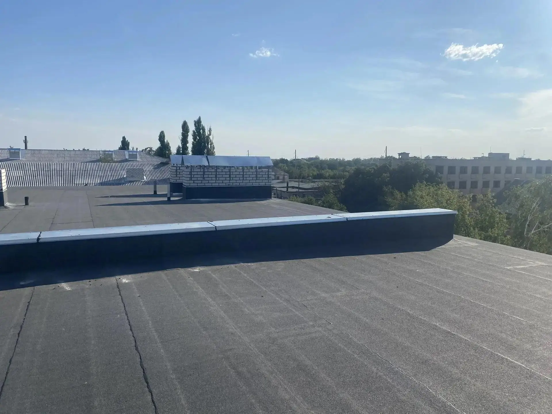 🏗 Калужские строители продолжают кровельные работы в городе Золотое

Сейчас калужане трудятся на ул