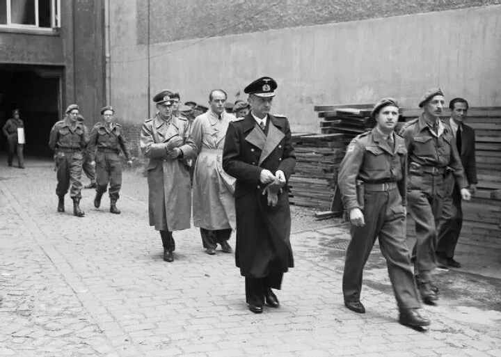 И на что надеялись немцы после капитуляции Германии, и где был ее правитель Дениц, спросите вы? А я 