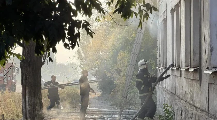 ❗️ После атаки дронов ВСУ в Первомайске повреждены семь многоквартирных домов, разрушен...
