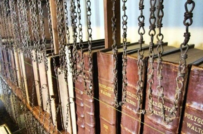 КультурныйЛикбез: Почему раньше книги приковывали к полкам цепями

Сегодня мы берём книги в библиоте