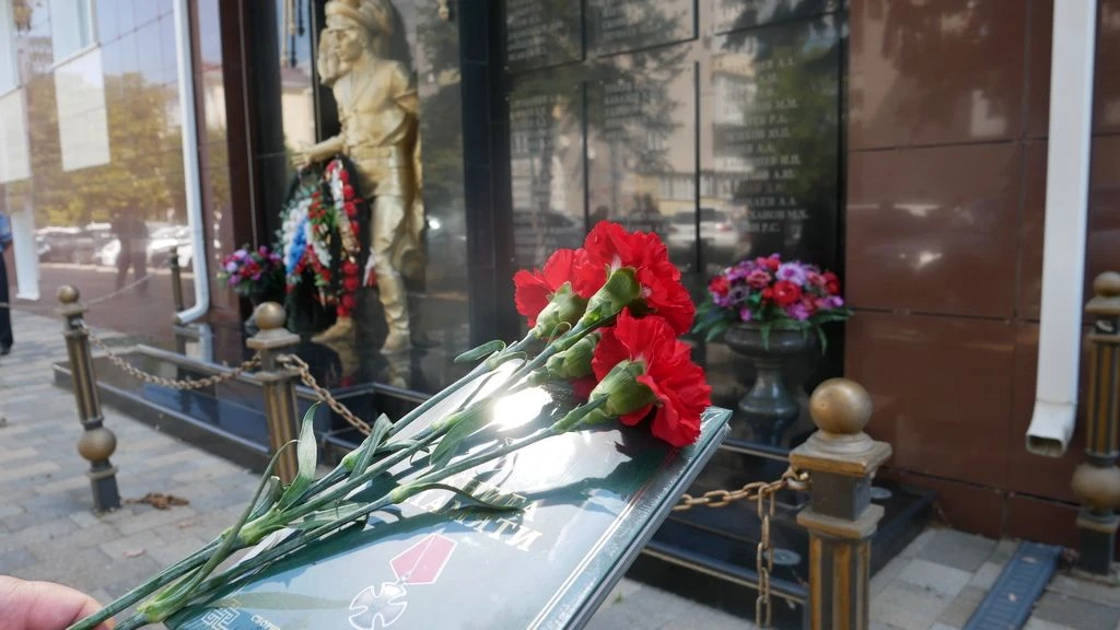 Сегодня в Черкесске у мемориала сотрудникам органов внутренних дел, погибшим при исполн...