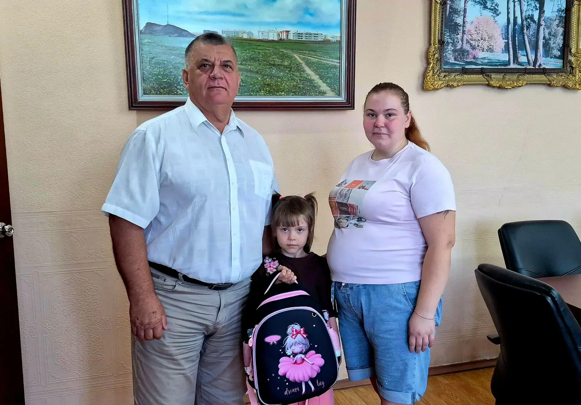 Глава МО п. Михайловский А.М.Романов совместно с председателем КДН и ЗП Урубковой О. А....