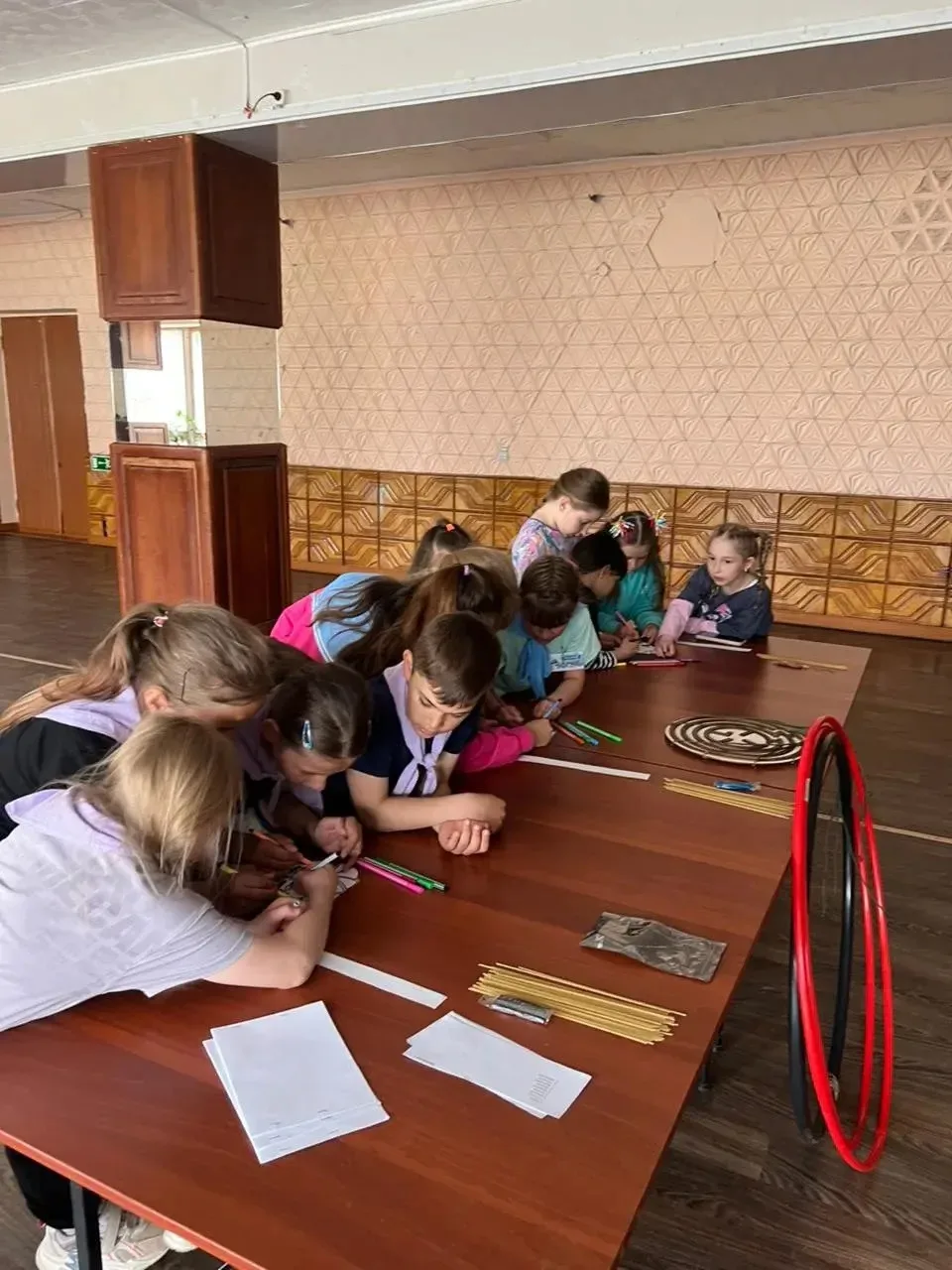 Такой насыщенный день на детской площадке помог развить целый комплекс навыков. Каждое занятие внесл