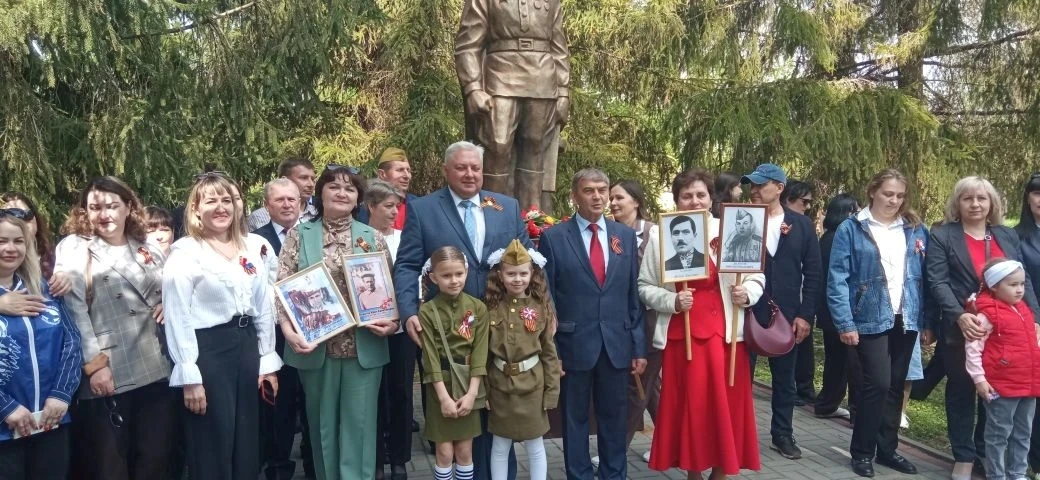 С гордостью приняли участие в митинге, посвящённом великому празднику — Дню Победы. 
Мы гордимся тем