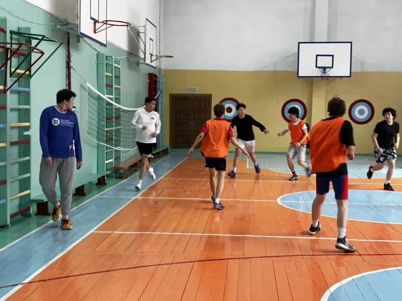 🏀 Олимпийский апрель – 2026 Баскетбол среди юношей 9–11 классов  На спортивной площадке развернулись
