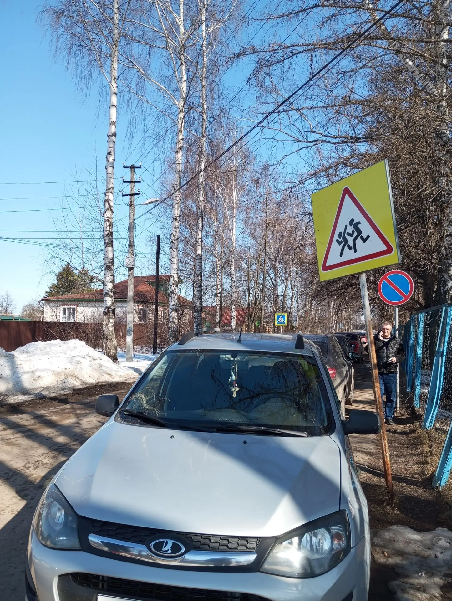 Сколько можно уже так парковаться ни детям в школу не пойти, ни с коляской в больницу приходится вых