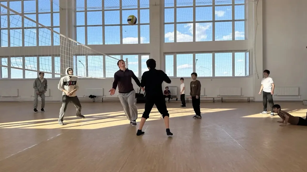 🏆 Провели турнир по волейболу среди учащихся 5-11 классов!  Под руководством учителя физической куль