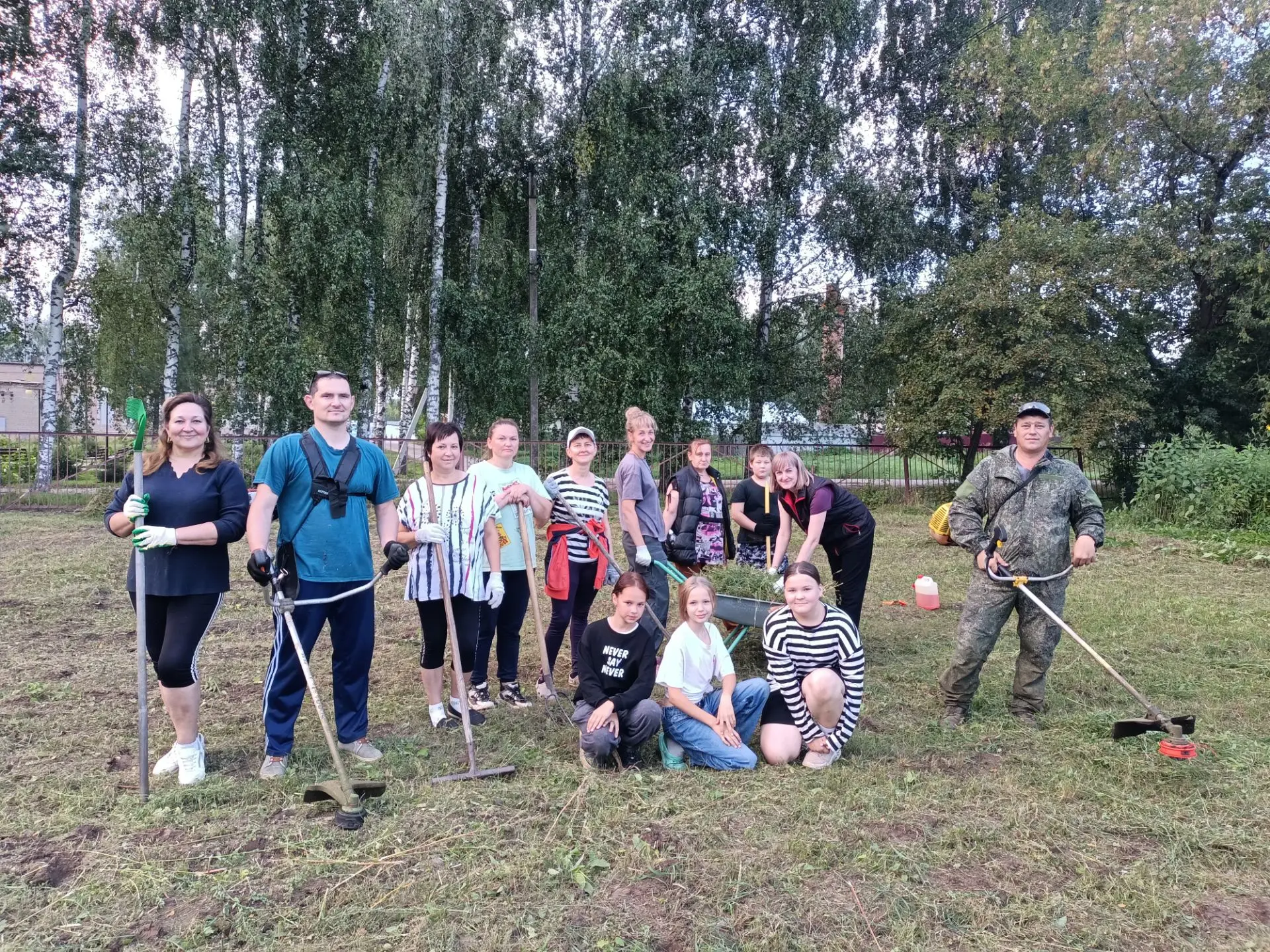 📢 Большой субботник в «Левашовской школе»: готовимся к 1 сентября! 🧹✨