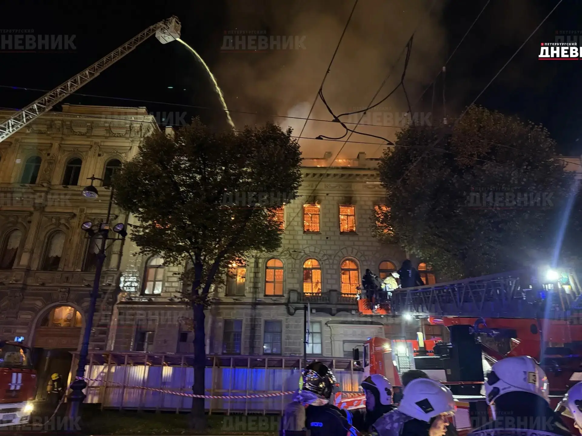 🔥 Площадь пожара на Исаакиевской площади выросла до 2000 квадратных метров