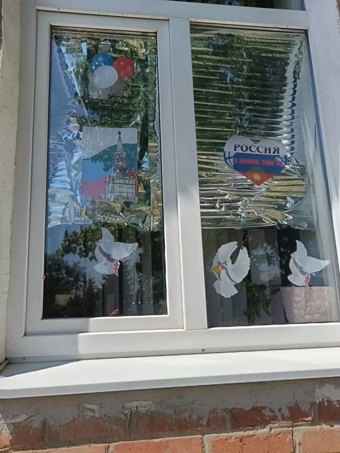 К празднованию Дня России наша школа подготовилась с особым вдохновением: окна украшены в патриотиче