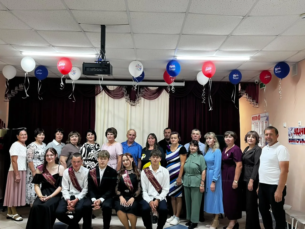 🎉 Сегодня в нашей школе состоялся выпускной вечер — 5 наших ребят получили аттестаты об окончании о