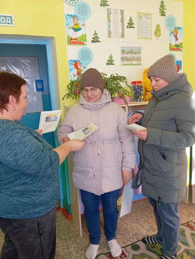В нашем детском саду, с родителями и детьми, был проведен инструктаж по соблюдению прав...