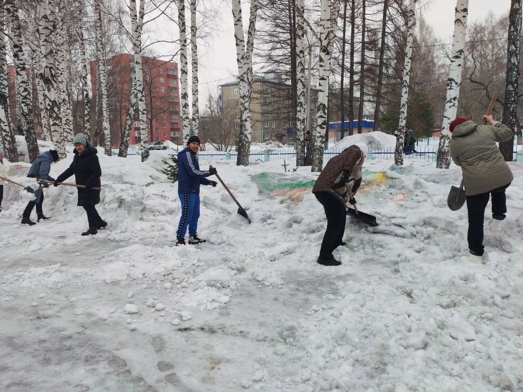 Апрель - традиционное время привести все в порядок после долгой зимы.   Сегодня педагоги нашей школы