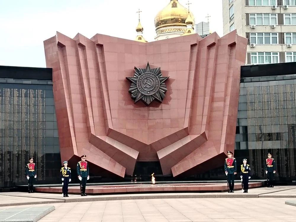🌟 Возложение цветов с героями России: школа и Рота Почётного караула ВВО 🌟  Сегодня в нашей школе пр