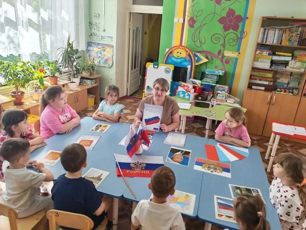 В преддверии Дня России в старше - подготовительной группе прошёл тематический час "Наша Родина - Ро