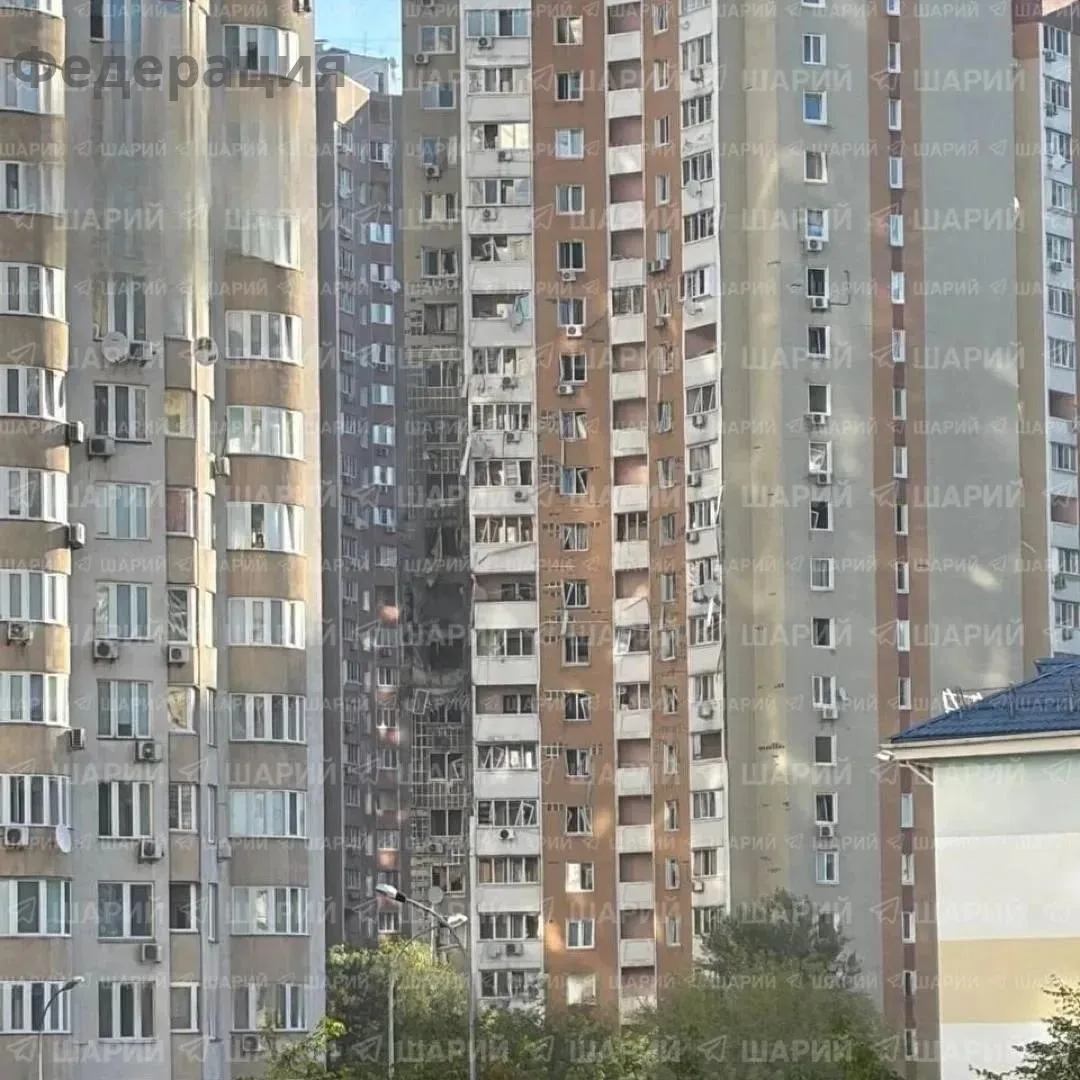 🇷🇺В Дарницком районе Киева в результате атаки повреждена 16-этажка.