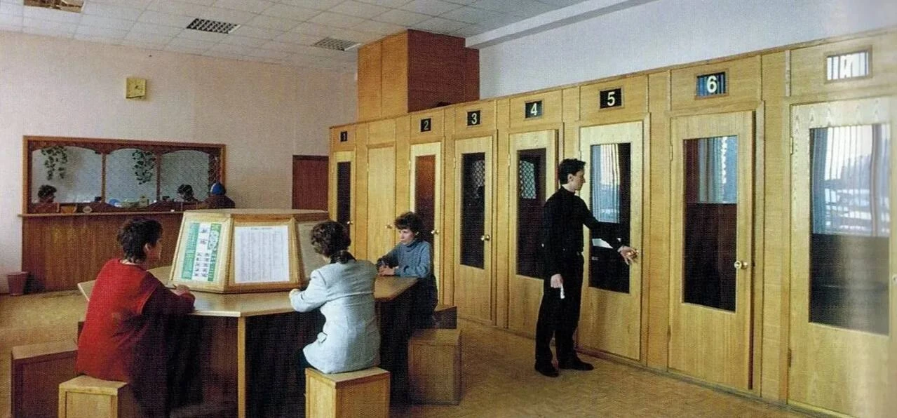 Это сейчас вы в любое время можете позвонить родственникам по мобильному. Раньше для этого нужно был