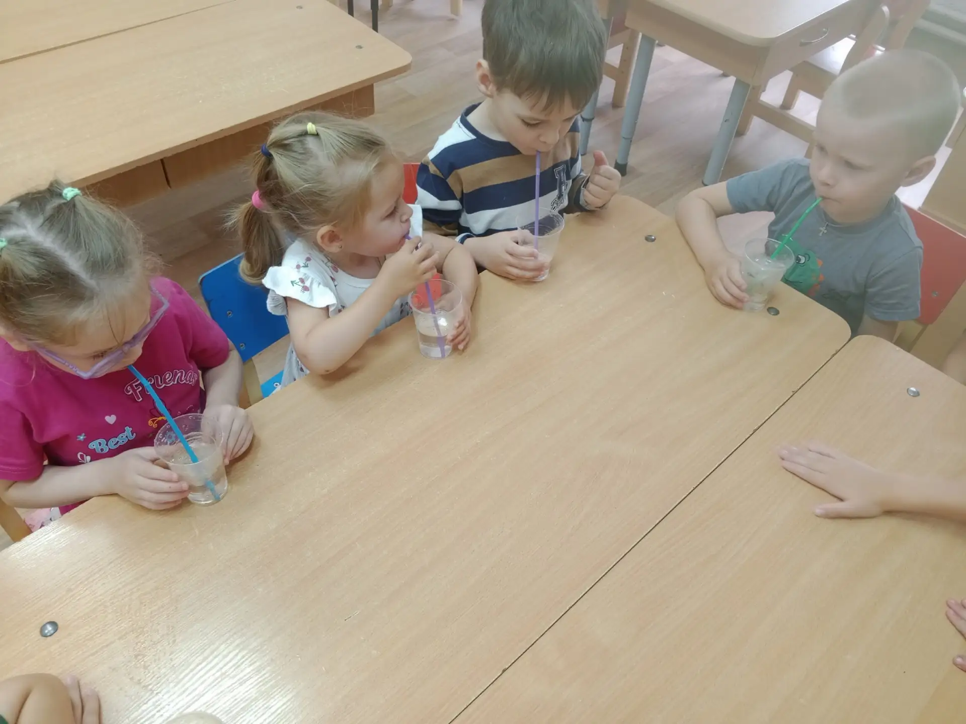 Ребята из группы "Подсолнух" продолжают исследовать мир - в этот раз через опытно - экс...