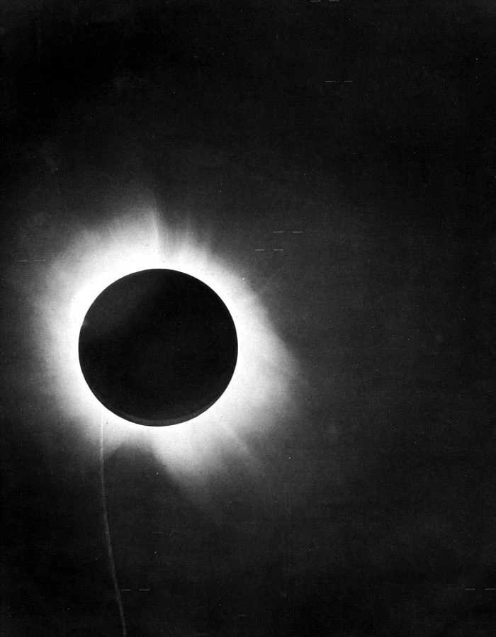 ☀️ Как затмение помогло подтвердить теорию относительности Эйнштейна