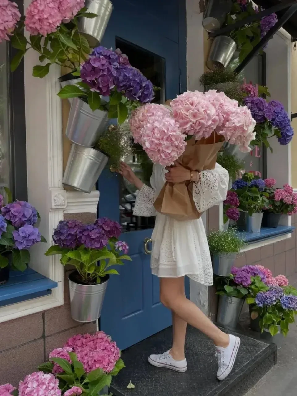 🌸 Цветочные локации, которые стоит увидеть этим летом

Москва снова расцвела, и по всему городу поя
