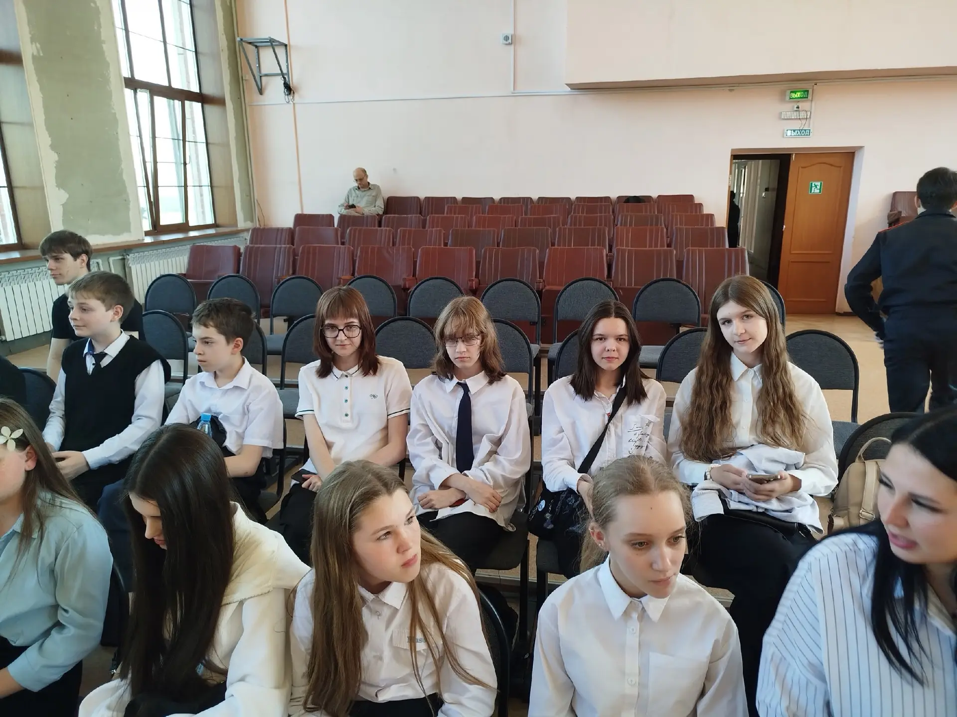 Сегодня в Центральной городской библиотеке состоялось важное событие: наши ребята школы №77 — Екатер