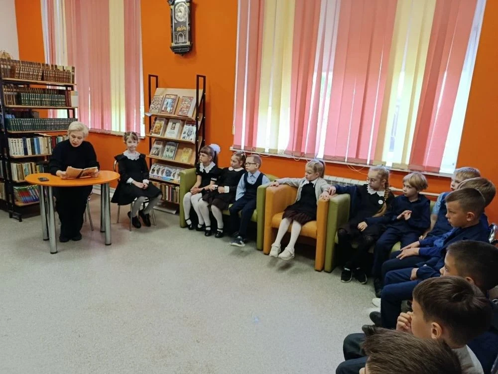 Продолжена реализация проекта "Читающая семья"  В конце учебной недели первоклассники снова принимал