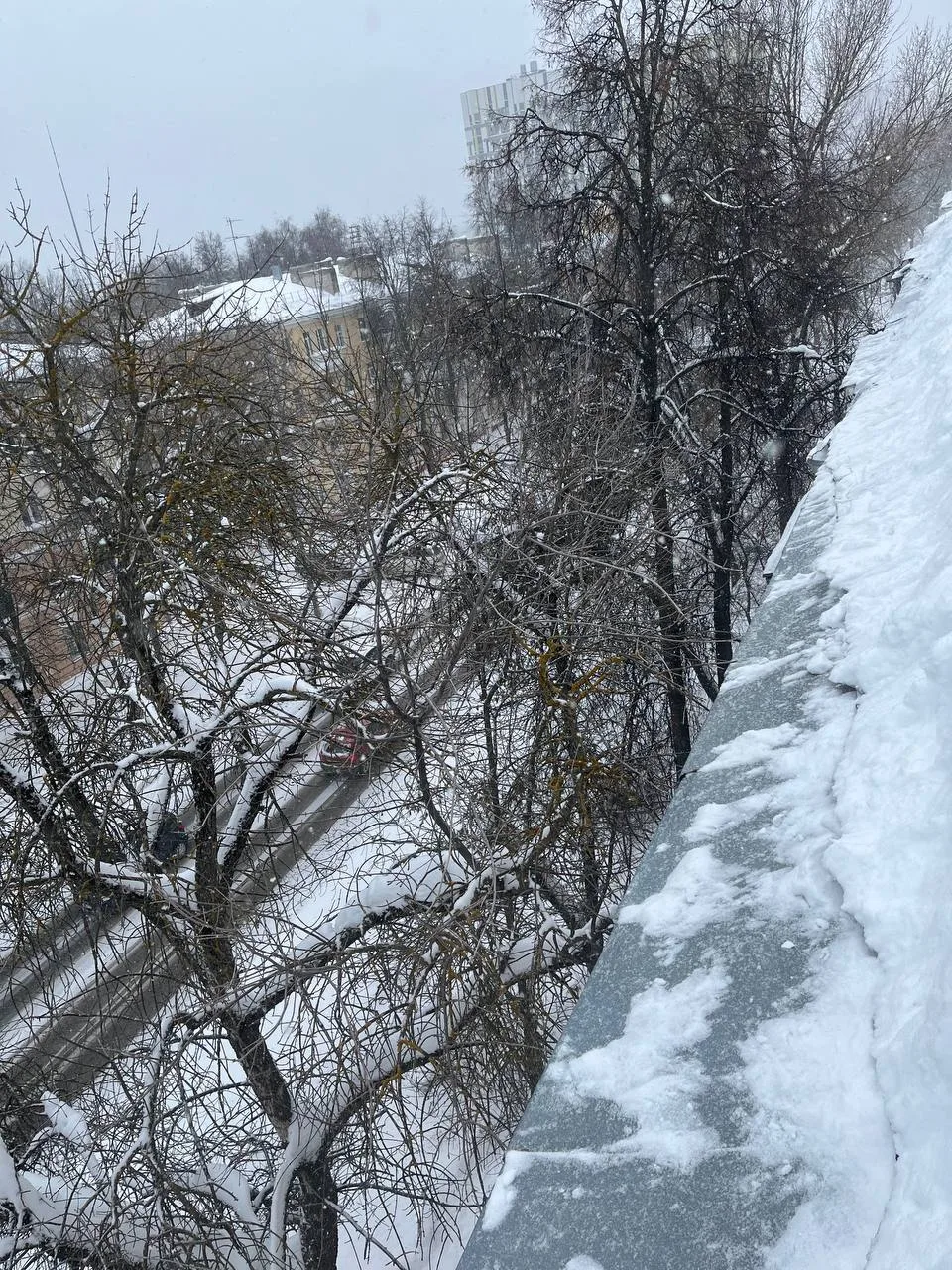 Ежедневно проводятся работы по очистке кровель от снега, наледи и сосулек. ❄  Просим вас с понимание