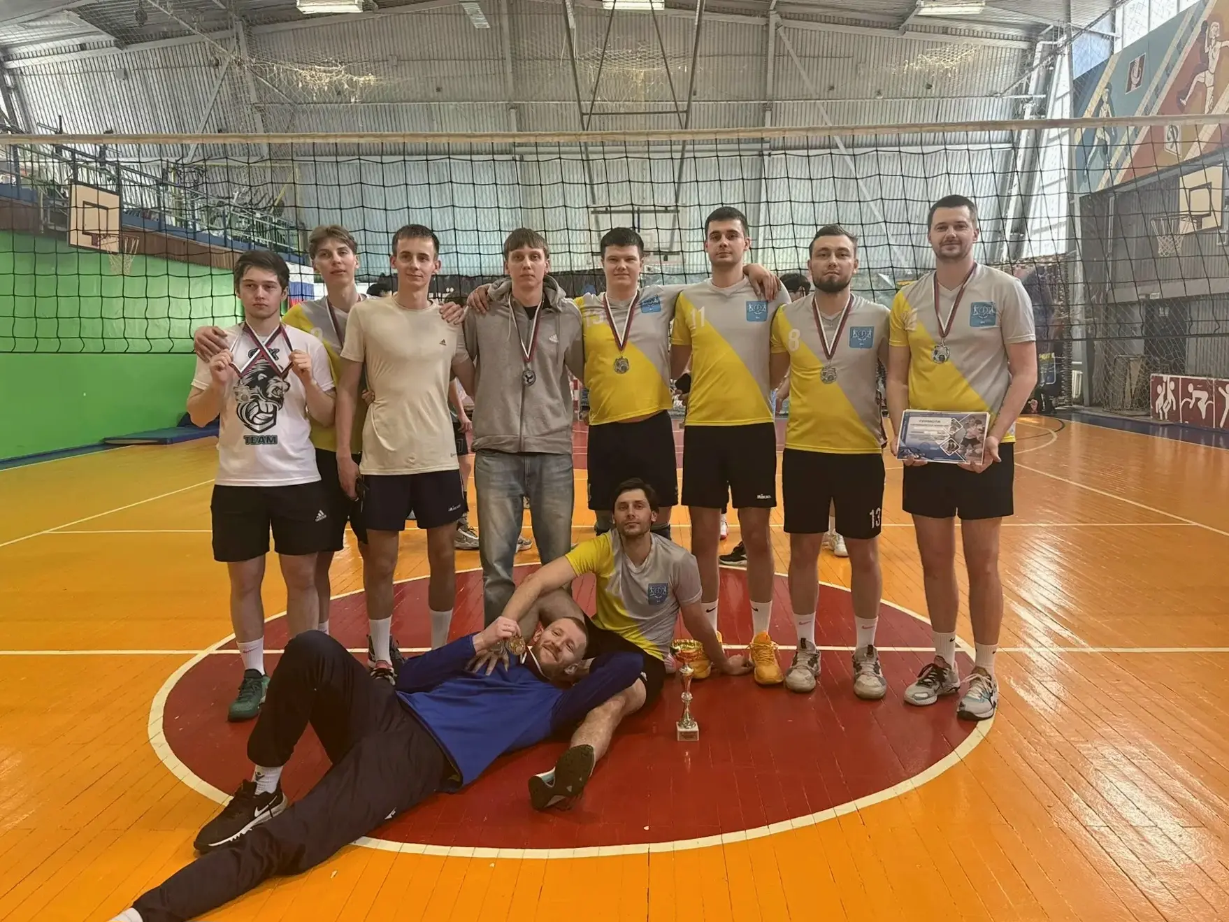 🏐 Серебро с отливом золота: сборная «Университет» заняла второе место в турнире по волейболу!  В Хол