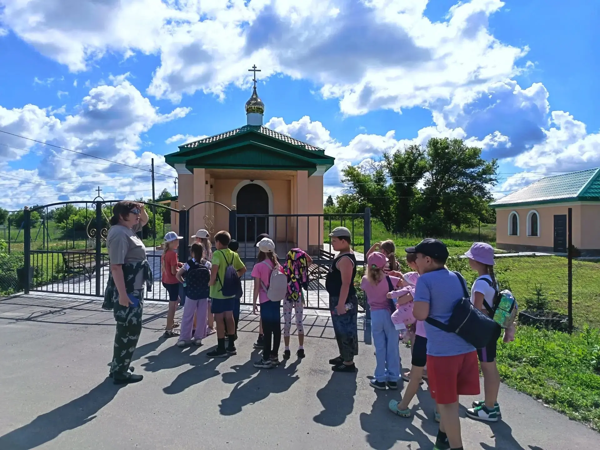 🌍 Родные просторы: вожатые провели экскурсию по нашему селу!

В пришкольном лагере ребята Озёрной ш