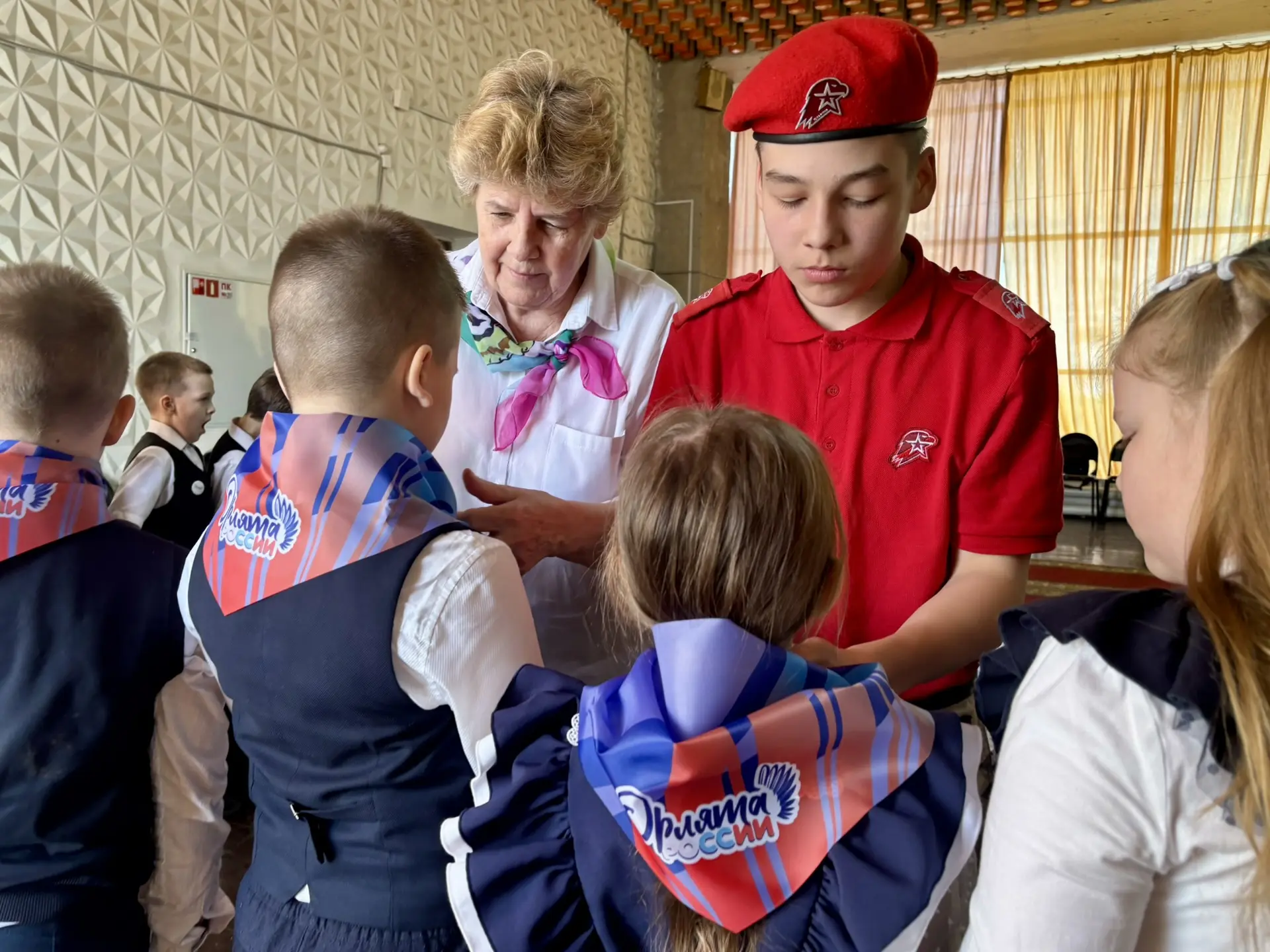 🦅 Мы Орлята!  Для первоклассников нашей школы прошла торжественная церемония посвящения учеников 1А,