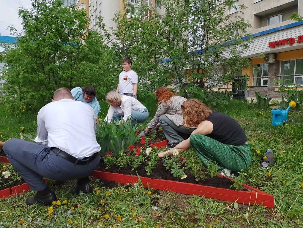 В преддверии великого праздника — Дня Победы — во дворе дома №5 по бульвару Мира расцвела настоящая 