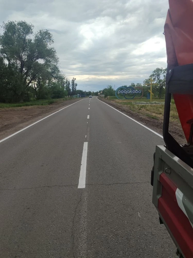 🚧 ГУП ЛНР «Луганский автодор» проводит работы по нанесению дорожной разметки на автомобильной дорог