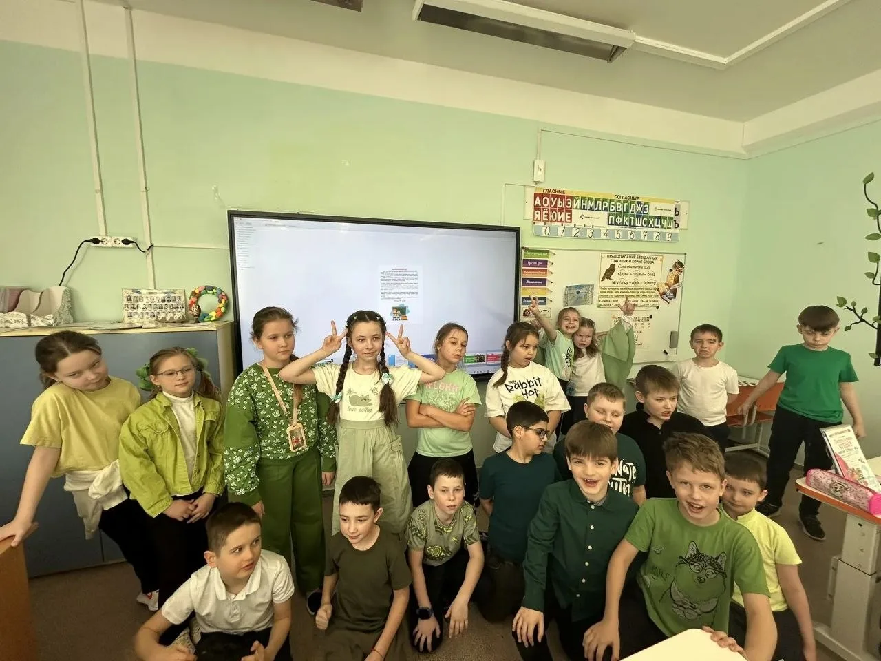 "Интересный есть предмет, С ним узнаю целый свет. О животных, о природе, О воде и небосводе" 🌏 Анна 