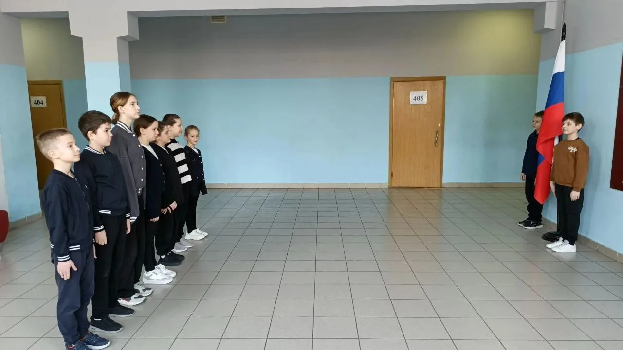 🇷🇺 Церемония поднятия Государственного флага Российской Федерации  Сегодня традиционно начинаем учеб